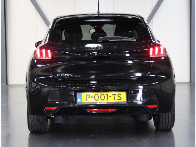 Peugeot e-208 EV Allure 50 kWh 136PK | AppleCarplay/Android Auto | Parkeersensoren | FULL LED | Navigatie | Lederen Stuurwiel | Climate Control | Cruise Control | 16" LMV | Isofix | Privacy Glass |