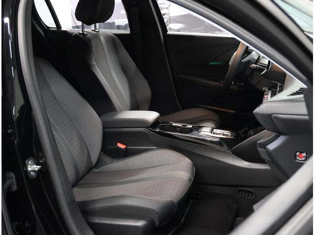 Peugeot e-208 EV Allure 50 kWh 136PK | AppleCarplay/Android Auto | Parkeersensoren | FULL LED | Navigatie | Lederen Stuurwiel | Climate Control | Cruise Control | 16" LMV | Isofix | Privacy Glass |