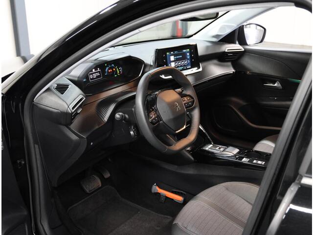 Peugeot e-208 EV Allure 50 kWh 136PK | AppleCarplay/Android Auto | Parkeersensoren | FULL LED | Navigatie | Lederen Stuurwiel | Climate Control | Cruise Control | 16" LMV | Isofix | Privacy Glass |