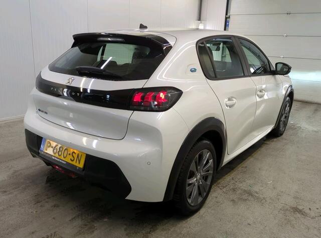 Peugeot e-208 EV Active Pack 50 kWh / 100KW / Navigatie / Airco-ecc./ Pdc. / Radio multimedia