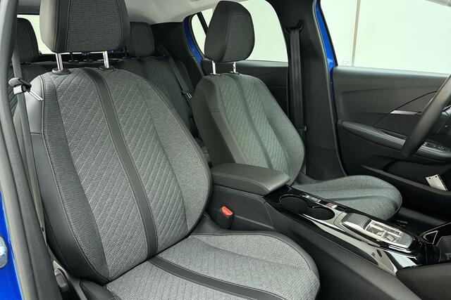 Peugeot e-208 EV Style 50 kWh | Navigatie | Stoelverwarming | Getint glas | Cruise control | Lichtmetalen velgen