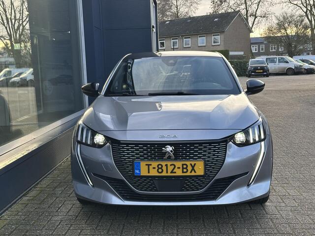 Peugeot e-208 EV GT Pack 136 PK 3-Fase | 100% Elektrisch | Automaat | Navigatie | Alcantara Bekleding | Stoelverwarming | Full LED Verlichting | Camera | Parkeersensoren V+A | Zwart Dak | 17" Lichtmetalen Velgen | All Season Banden | Adaptieve Cruise Control | Climate 