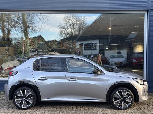 Peugeot e-208 EV GT Pack 136 PK 3-Fase | 100% Elektrisch | Automaat | Navigatie | Alcantara Bekleding | Stoelverwarming | Full LED Verlichting | Camera | Parkeersensoren V+A | Zwart Dak | 17" Lichtmetalen Velgen | All Season Banden | Adaptieve Cruise Control | Climate 