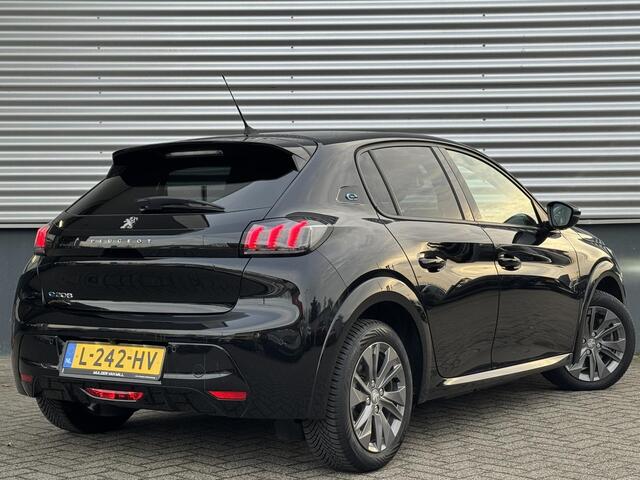 Peugeot e-208 Blue Lease Allure Pack 50kWh EV 136pk | NAVI | CAMERA | PDC V+A | ALL-SEASON BANDEN | LED KOPLAMPEN | DAB+ | CLIMA | CRUISE CONTROL