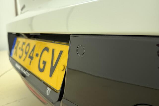 Peugeot e-208 EV GT Pack 50 kWh 136pk | Navigatie | Climate Control | Stoelverwarming | Camera | Getinte ramen achter | Cruise Control | Lichtmetalen Velgen