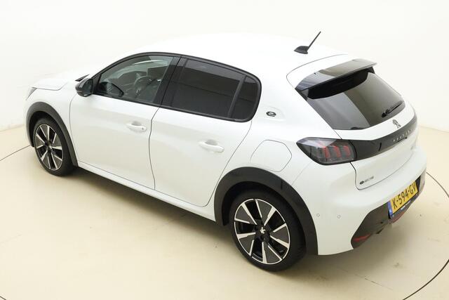 Peugeot e-208 EV GT Pack 50 kWh 136pk | Navigatie | Climate Control | Stoelverwarming | Camera | Getinte ramen achter | Cruise Control | Lichtmetalen Velgen