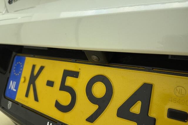 Peugeot e-208 EV GT Pack 50 kWh 136pk | Navigatie | Climate Control | Stoelverwarming | Camera | Getinte ramen achter | Cruise Control | Lichtmetalen Velgen