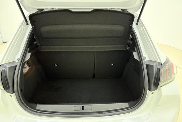 Peugeot e-208 EV GT Pack 50 kWh 136pk | Navigatie | Climate Control | Stoelverwarming | Camera | Getinte ramen achter | Cruise Control | Lichtmetalen Velgen