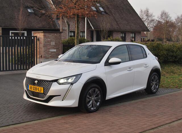 Peugeot e-208 EV Blue Lease Allure 50 kWh | SOH 90% | Camera | Cruise Control | Apple Carplay | NL-Auto |