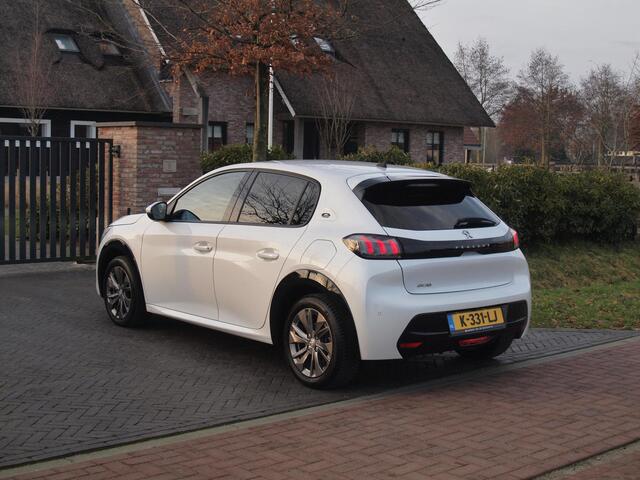 Peugeot e-208 EV Blue Lease Allure 50 kWh | SOH 90% | Camera | Cruise Control | Apple Carplay | NL-Auto |