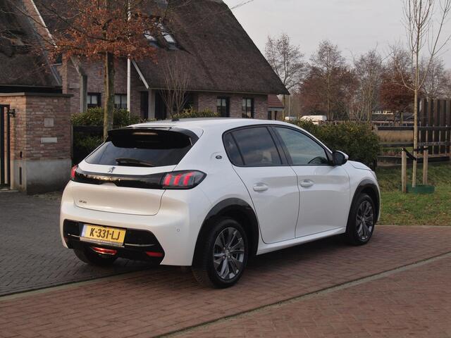 Peugeot e-208 EV Blue Lease Allure 50 kWh | SOH 90% | Camera | Cruise Control | Apple Carplay | NL-Auto |