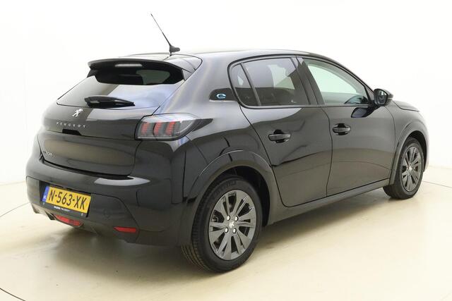 Peugeot e-208 EV Allure 50 kWh 3-Fasen l Camera l PDC l Keyless l Navigatie l Bluetooth l Apple Carplay/Android Auto l DAB l LED l Lichtmetalen velgen