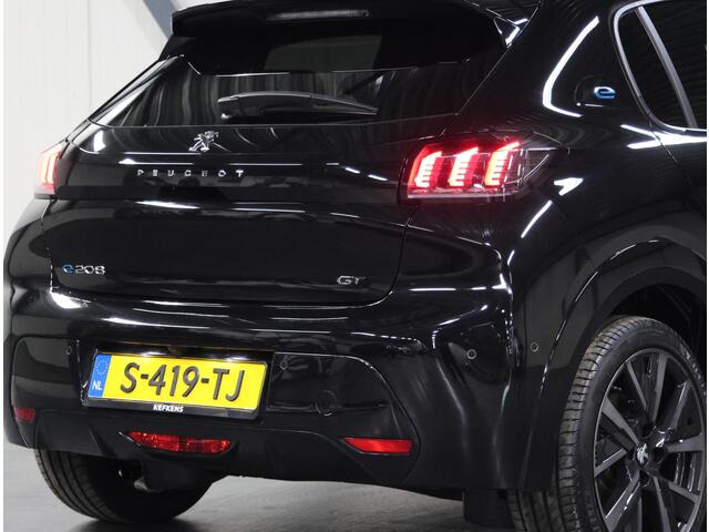 Peugeot e-208 EV GT 50 kWh 136PK | 1ste eigenaar | 3 FASE | ACCURAPPORT 96% | LED lampen | 17"LMV | Navigatie | LED | Camera | Glazendak | Stoelverwarming | Climate Control | Cruise Control | AppleCarplay/Android Auto | Isofix | Privacy Glass | Parkeersensoren |