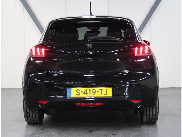 Peugeot e-208 EV GT 50 kWh 136PK | 1ste eigenaar | 3 FASE | ACCURAPPORT 96% | LED lampen | 17"LMV | Navigatie | LED | Camera | Glazendak | Stoelverwarming | Climate Control | Cruise Control | AppleCarplay/Android Auto | Isofix | Privacy Glass | Parkeersensoren |