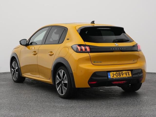 Peugeot e-208 EV GT 350 50 kWh | PANO | CAMERA | KEYLESS | STOELVERWARMING