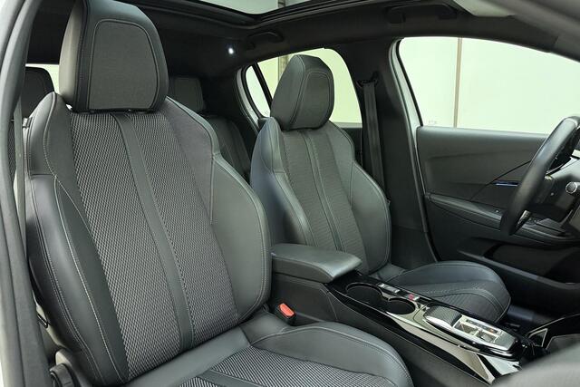 Peugeot e-208 EV GT 50 kWh | WLTP 363KM | Panorama Dak | Cruise Control | parkeersensoren Rondom | Start/Stopknop | Climate Control | Parkeer Camera Achter |