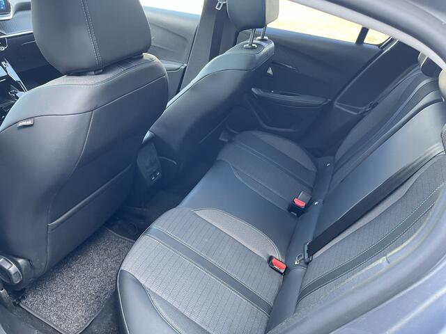 Peugeot e-208 EV Allure 50 kWh Pano / Led / Cruise / carplay / Camera / Stoelverwarming