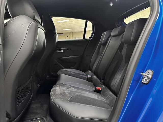 Peugeot e-208 EV GT Pack 50 kWh /90% SOH /LED Koplampen /Camera /Leder + Alcantara /Zwarte Hemel /Apple + Android /DAB+! /Lane Assist /Dodehoek Detec. /Grootlicht ass. /Stoelverw. /Navi /Climat /Adaptief Cruise /Bluetooth.