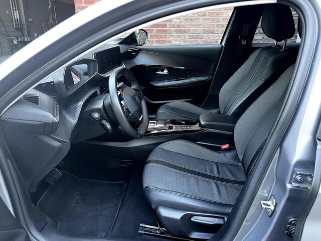 Peugeot e-208 Allure Pack EV 3-FASEN 50kWh 136pk | ADAPTIVE CRUISE | KEYLESS ENTRY | STOELVERW. | CAMERA | 3D i-COCKPIT® | NAVI | CLIMA | ALL-SEASONBANDEN