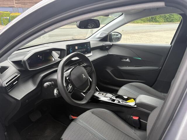 Peugeot e-208 EV Allure Pack 50 kWh | 98,7% SOH! | Achteruitrijcamera | Cruise Control | Navigatie | LM Velgen |