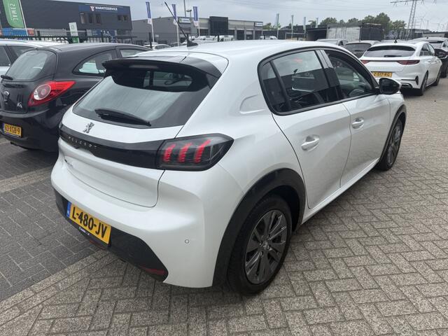 Peugeot e-208 Allure 136pk - 50 kWh - SOH 90,7 % *EXCL. BTW*