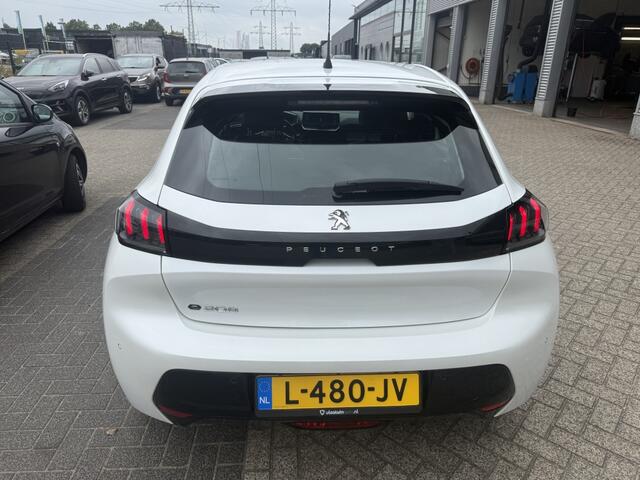 Peugeot e-208 Allure 136pk - 50 kWh - SOH 90,7 % *EXCL. BTW*