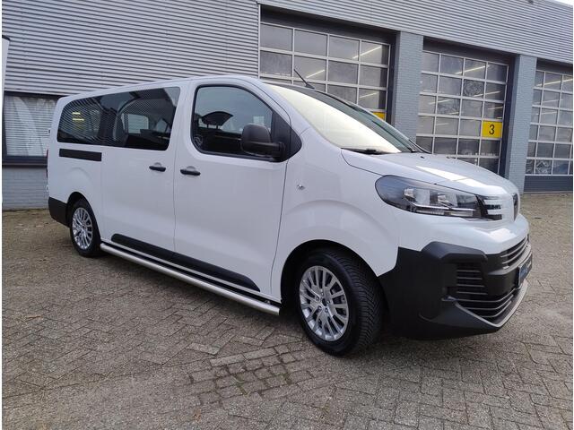 Peugeot e-Expert Combi L3 75 kWh 136pk | 9-persoons | 17 inch stalen velg met design dop | Sidebars | Trekhaak | van ¤63.276 voor ¤49.225 incl. BTW | Taxi ombouw mogelijk
