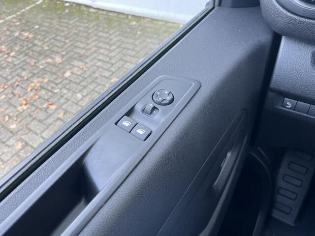 Peugeot e-Expert EV L2 50 kWh 136 pk Automaat / ¤ 19.985,- excl btw / WLTP tot 224km / CCS snelladen / 3 zits / Automaat / Cruise Control / Airco / Zijschuifdeur rechts / Achterdeuren /