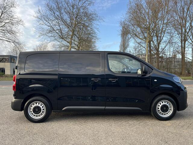 Peugeot e-Expert L2 75 kWh 136pk | 8 jaar garantie | 0% financial lease | NAVI | Apple Carplay | Android Auto | Parkeersensoren voor- en achter | Achteruitrijcamera | Dode hoek detectie | Mistlampen | Licht- en regensensor | Automatische verlichting | Digital cockpit | Tu