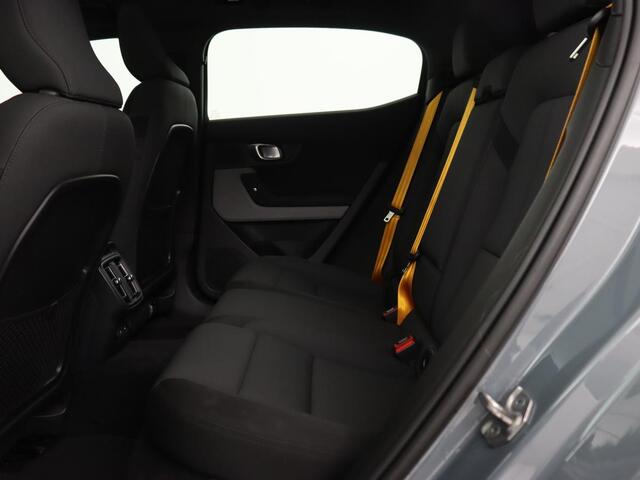 Polestar 2 Long Range Dual Motor Launch Edition 78kWh | Panoramadak | Trekhaak | 360 Camera | Achterbankverwarming | Adaptive cruise | Carplay | Camera | Stoelverwarming | Keyless