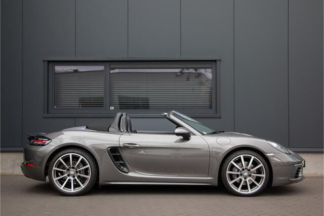 Porsche 718 Boxster 2.0 | 300PK | Porsche Approved 2028 | PPF Neus | Stoelverwarming | Cruise Control |Dealer OH | Stuurverwarming | Dab+ | Carrera 20" | ¤ 110.613 N.P | Garagedeuropener | AppleCarplay | PDC.