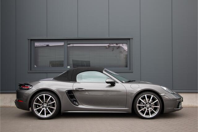 Porsche 718 Boxster 2.0 | 300PK | Porsche Approved 2028 | PPF Neus | Stoelverwarming | Cruise Control |Dealer OH | Stuurverwarming | Dab+ | Carrera 20" | ¤ 110.613 N.P | Garagedeuropener | AppleCarplay | PDC.