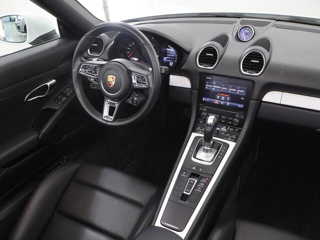 Porsche 718 Boxster 2.0 | NL Auto | Sound-Package Plus | Sportstoelen Plus (Ele. verstelbaar 2-weg) | 20" Carrera S Wielen | Stuurverwarming | PDLS | Licht-Design-Pakket | Rijassistent-Systeem | GT Sport Stuur | Sport-Chrono-Pakket | Sport-Uitlaatsysteem |