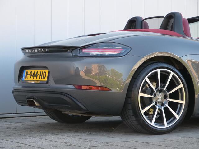 Porsche 718 Boxster 2.0 300 Pk Automaat Navigatie / Leer / Stoelverwarming / 20 inch