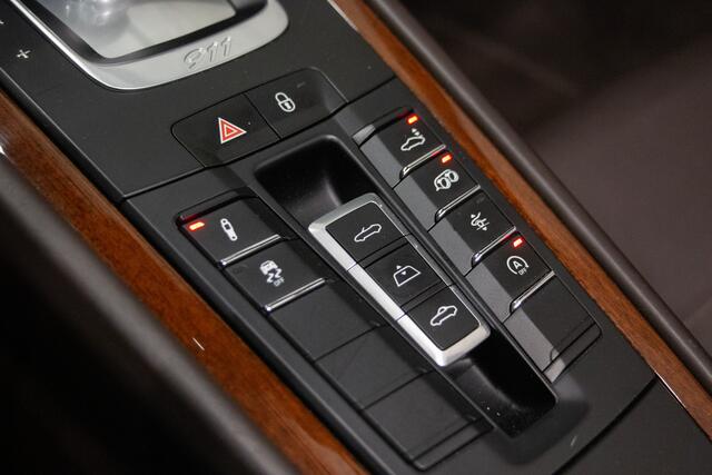 Porsche 911 Cabrio 3.0 Carrera 4S 420PK | Lift | Sportuitlaat | Achterasbesturing | Ventilatie | Bose | Sport Chrono | Memory | Stuurverwarming | Camera | NL Auto (nap) | Keyless | Alarm | Dealer OH. ¤196.844,- Nieuwprijs