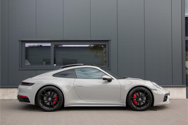 Porsche 911 3.0 Carrera 4S 450PK | ACC | Lift | 360 Cam | Sportdesign | PDLS+ | Krijt Grijs Sportuitlaat | Ventilatie + Verwarming | Sportchrono | Pano | Memory | Bose | Dealer O.H | Stuurverwarming | Alcantara | 992 4S | 18-wegs en Memory |Lederpack+ | 20/21"| N.