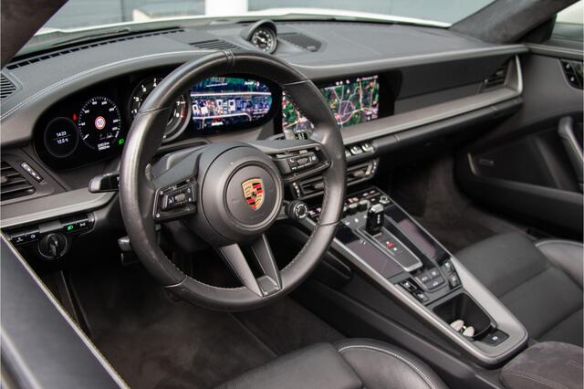 Porsche 911 3.0 Carrera 4S 450PK | ACC | Lift | 360 Cam | Sportdesign | PDLS+ | Krijt Grijs Sportuitlaat | Ventilatie + Verwarming | Sportchrono | Pano | Memory | Bose | Dealer O.H | Stuurverwarming | Alcantara | 992 4S | 18-wegs en Memory |Lederpack+ | 20/21"| N.