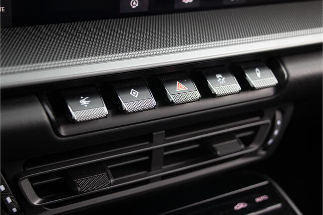 Porsche 911 3.0 Carrera 4S 450PK | ACC | Lift | 360 Cam | Sportdesign | PDLS+ | Krijt Grijs Sportuitlaat | Ventilatie + Verwarming | Sportchrono | Pano | Memory | Bose | Dealer O.H | Stuurverwarming | Alcantara | 992 4S | 18-wegs en Memory |Lederpack+ | 20/21"| N.
