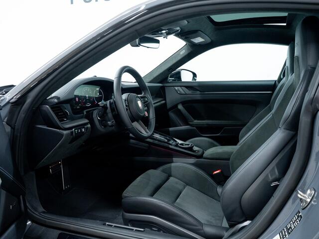 Porsche 911 Carrera 4 GTS