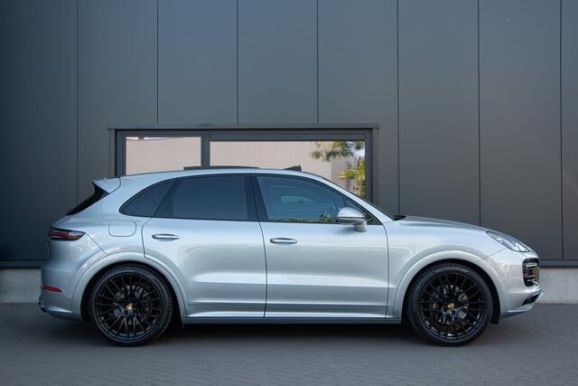 Porsche CAYENNE 3.0 E-Hybrid 462PK | NL Auto |Sportdesign | Sportuitlaat | Pano | PASM Luchtvering | Softclose | Memory | Elektrische Trekhaak 3500kg | Bose | Camera | Led | Sfeerverlichting | Cruise Control | 22"| Stuurverwarming | Sportstoelen | Sport Chrono | Apple & 