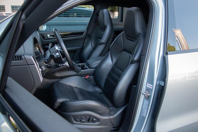 Porsche CAYENNE 3.0 E-Hybrid 462PK | NL Auto |Sportdesign | Sportuitlaat | Pano | PASM Luchtvering | Softclose | Memory | Elektrische Trekhaak 3500kg | Bose | Camera | Led | Sfeerverlichting | Cruise Control | 22"| Stuurverwarming | Sportstoelen | Sport Chrono | Apple & 