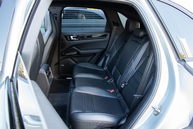 Porsche CAYENNE 3.0 E-Hybrid 462PK | NL Auto |Sportdesign | Sportuitlaat | Pano | PASM Luchtvering | Softclose | Memory | Elektrische Trekhaak 3500kg | Bose | Camera | Led | Sfeerverlichting | Cruise Control | 22"| Stuurverwarming | Sportstoelen | Sport Chrono | Apple & 