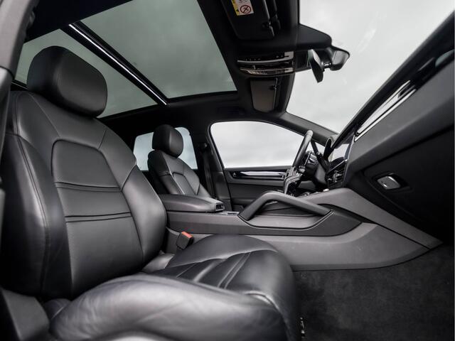 Porsche CAYENNE 3.0 340Pk (PANORAMADAK, APPLE CARPLAY, GROOT NAVI, LUCHTVERING, SPORTCHRONO, ADAPTIVE CRUISE, MEMORY SEATS, 360 CAMERA, GETINT GLAS, NIEUWSTAAT)