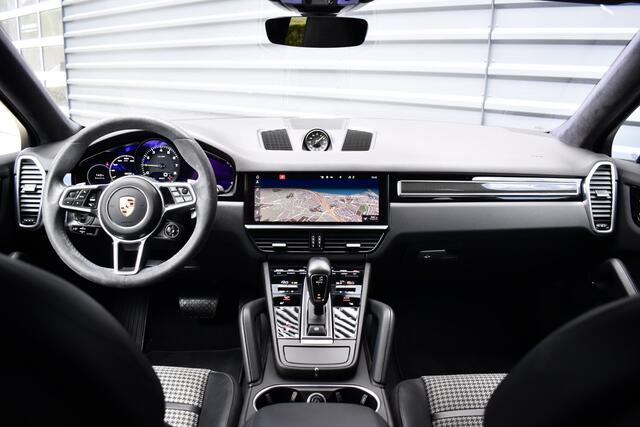 Porsche CAYENNE Coupé 3.0 E-Hybrid 462pk Lightweight GT Package | Carbon Exterieur | Carbon Dak | 22'' GT Design Wielen | Sportuitlaat |