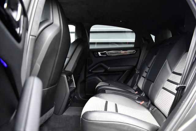 Porsche CAYENNE Coupé 3.0 E-Hybrid 462pk Lightweight GT Package | Carbon Exterieur | Carbon Dak | 22'' GT Design Wielen | Sportuitlaat |