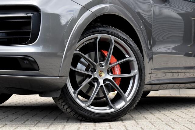 Porsche CAYENNE Coupé 3.0 E-Hybrid 462pk Lightweight GT Package | Carbon Exterieur | Carbon Dak | 22'' GT Design Wielen | Sportuitlaat |