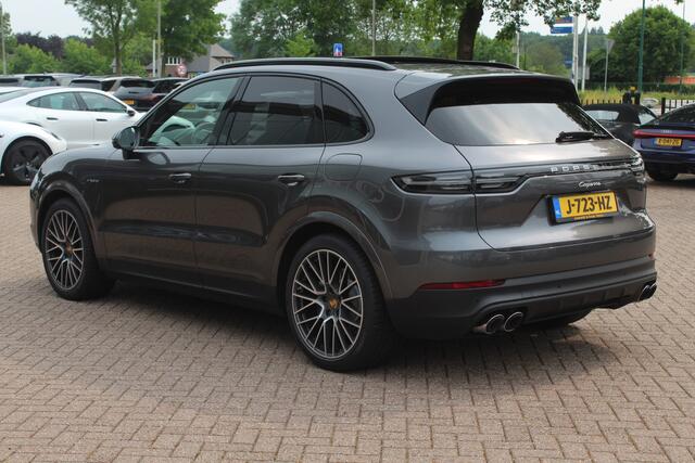 Porsche CAYENNE 3.0 E-Hybrid / Trekhaak / Panoramadak / 360Camera / Head-up / 21'' / Keyless / Bose / Sportchrono / Softclose / Stuurverwarming / Leder / Cruise Control