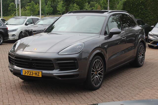 Porsche CAYENNE 3.0 E-Hybrid / Trekhaak / Panoramadak / 360Camera / Head-up / 21'' / Keyless / Bose / Sportchrono / Softclose / Stuurverwarming / Leder / Cruise Control