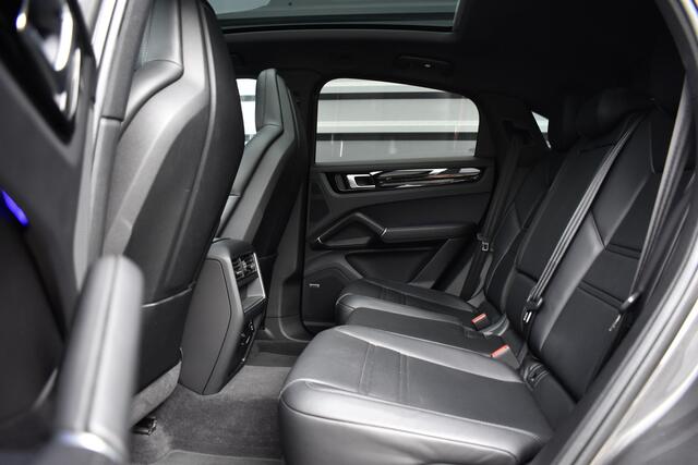 Porsche CAYENNE Coupé 3.0 E-Hybrid 462pk Sport Design | Panoramadak | 22'' Velgen | ACC | Head-Up | Bose | Sportchrono | Leder Dashbord |
