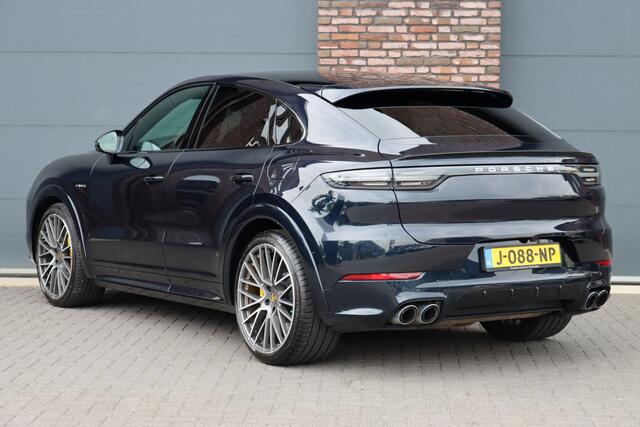 Porsche CAYENNE Coupé 4.0 Turbo S E-Hybrid Aut8 | 680pk | Achterasbesturing | Keramisch | Panoramadak | PASM | Sport-Design-pakket | Sport-Chrono | Burmester High End | Memory | Stoelventilatie | HUD | Verwarmd Stuurwiel | PDLS+ |